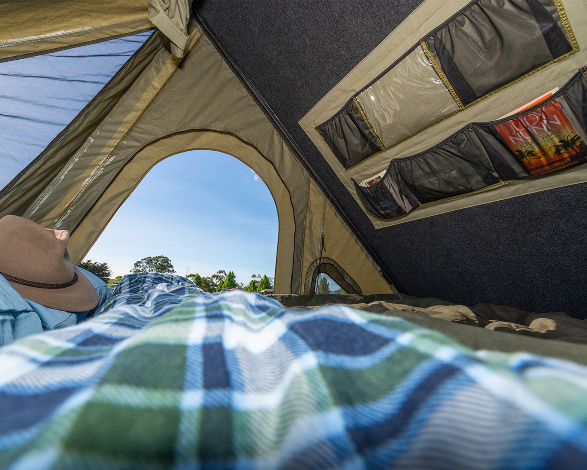 Swift 1400 Hard Shell Rooftop Tent