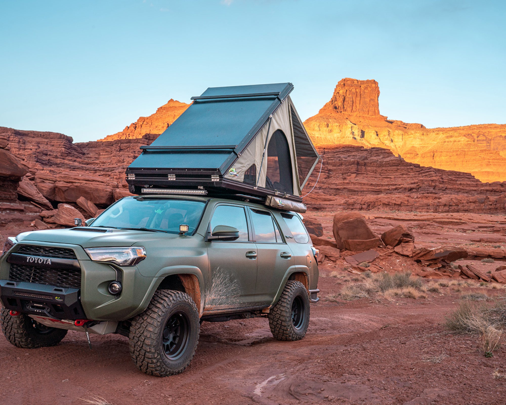 Swift 1400 Hard Shell Rooftop Tent